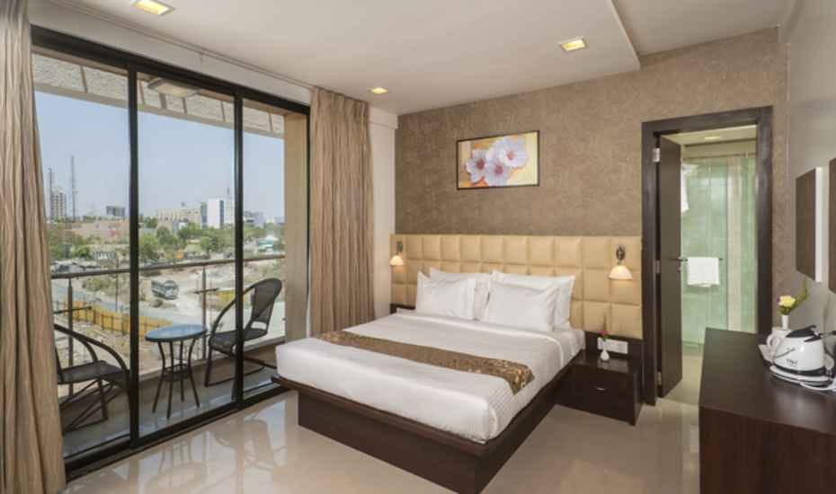Deluxe Ac Room with Balcony Oranate studio apartments in Pune Hinjewadi Phase1